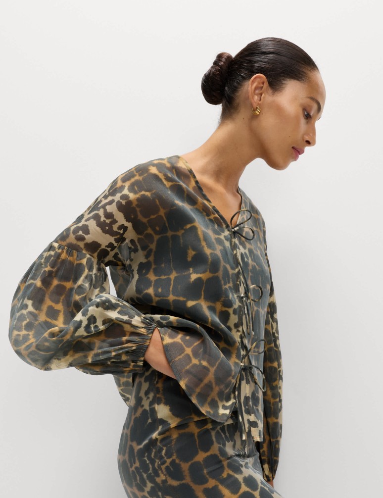 Organzový top se zavazováním vepředu, zvířecím potiskem a výstřihem do V