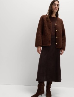 Volná bunda z umělé kožešiny se zlatým knoflíkem