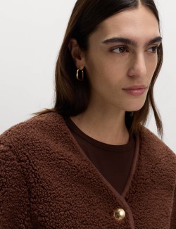 Volná bunda z umělé kožešiny se zlatým knoflíkem