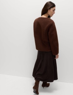 Volná bunda z umělé kožešiny se zlatým knoflíkem