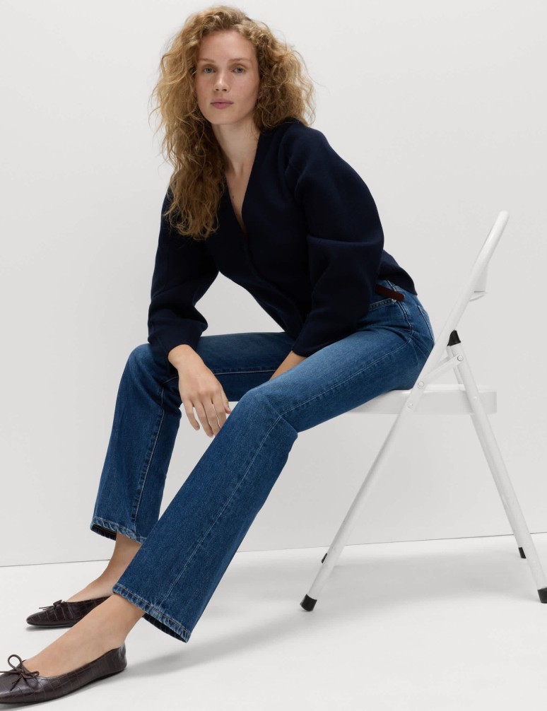 Úzké džíny se středně vysokým pasem