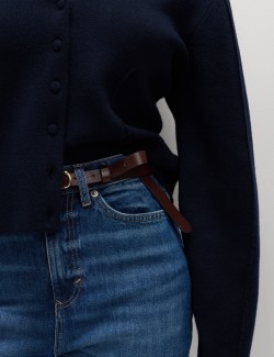 Úzké džíny se středně vysokým pasem