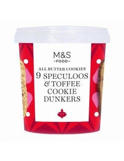 Máslové sušenky se skořicí, koriandrem a muškátovým oříškem, s kousky máslového karamelu polomáčené v mléčné čokoládě