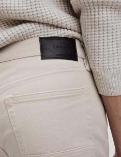 Strečové džíny úzkého střihu s 360 pružností