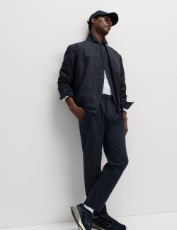 Tepláky s vysokým podílem bavlny a motivem rybí kosti