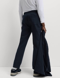 Tepláky s vysokým podílem bavlny a motivem rybí kosti