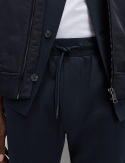 Tepláky s vysokým podílem bavlny a motivem rybí kosti