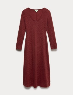 Žerzejové texturované midi pouzdrové šaty s oválným výstřihem