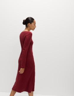 Žerzejové texturované midi pouzdrové šaty s oválným výstřihem