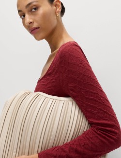 Žerzejové texturované midi pouzdrové šaty s oválným výstřihem