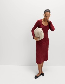 Žerzejové texturované midi pouzdrové šaty s oválným výstřihem