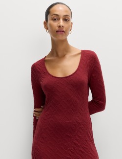 Žerzejové texturované midi pouzdrové šaty s oválným výstřihem