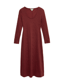 Žerzejové texturované midi pouzdrové šaty s oválným výstřihem