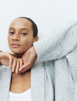 Prošívaný dlouhý župan s kapucí