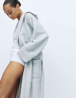 Prošívaný dlouhý župan s kapucí