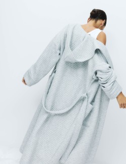 Prošívaný dlouhý župan s kapucí