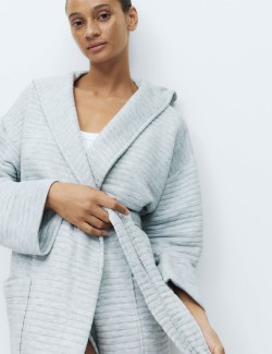 Prošívaný dlouhý župan s kapucí