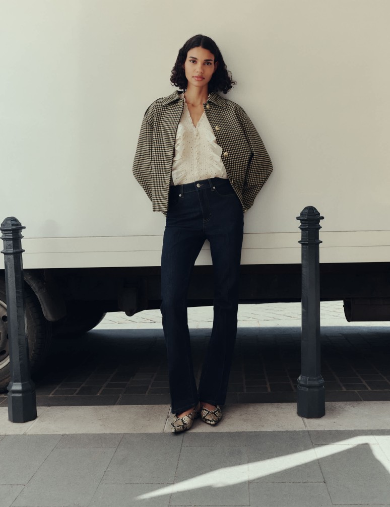 Top s puntíky, výstřihem do V a volány