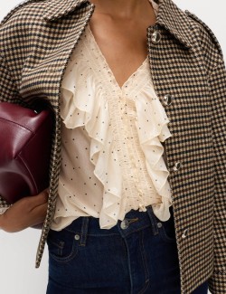 Top s puntíky, výstřihem do V a volány