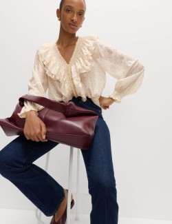 Top s puntíky, výstřihem do V a volány