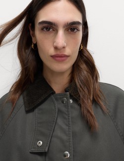 Praktický podlouhlý kabát s límečkem a vysokým podílem bavlny