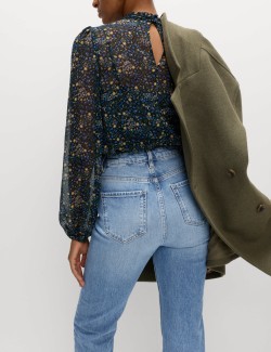 Úzké džíny se středně vysokým pasem