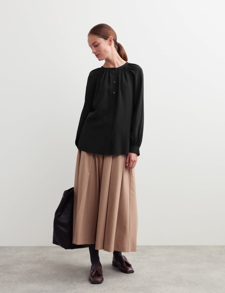 Propínací top z čistého hedvábí s nabíraným výstřihem