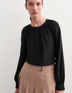 Propínací top z čistého hedvábí s nabíraným výstřihem