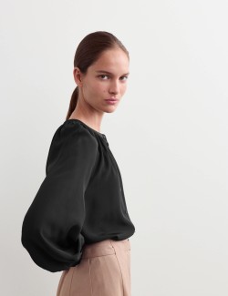 Propínací top z čistého hedvábí s nabíraným výstřihem