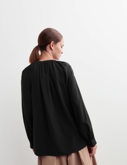 Propínací top z čistého hedvábí s nabíraným výstřihem