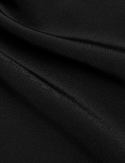 Propínací top z čistého hedvábí s nabíraným výstřihem