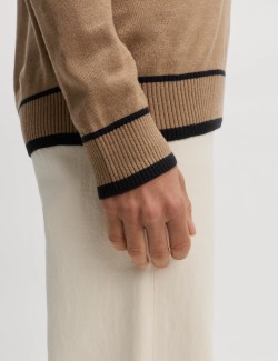 Mimořádně měkký svetr s výstřihem ke krku a kontrastními lemy