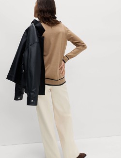 Mimořádně měkký svetr s výstřihem ke krku a kontrastními lemy