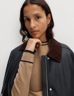 Mimořádně měkký svetr s výstřihem ke krku a kontrastními lemy