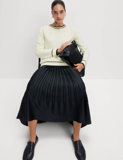 Mimořádně měkký svetr s výstřihem ke krku a kontrastními lemy