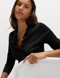 Žebrovaný pletený top s límečkem a ozdobnými knoflíky