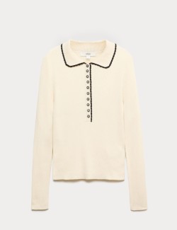 Žebrovaný pletený top s límečkem a ozdobnými knoflíky