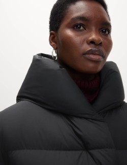 Dlouhý kabát s peřím a prachovým peřím