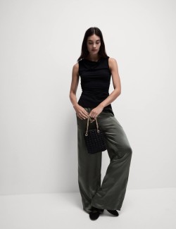 Saténové kapsáčové kalhoty s širokými nohavicemi
