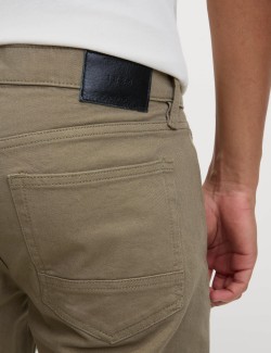 Strečové džíny úzkého střihu s 360 pružností