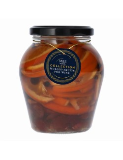 Plátky pomerančů a slazené sušené brusinky v kořeněném cukrovém sirupu