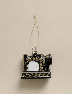 Závěsná skleněná dekorace v podobě šicího stroje