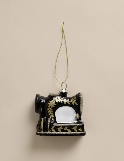 Závěsná skleněná dekorace v podobě šicího stroje