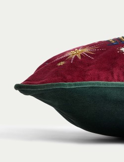 Sametový zdobený podhlavník s motivem louskáčku