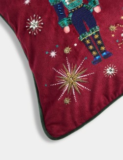 Sametový zdobený podhlavník s motivem louskáčku