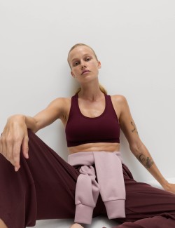 Středně zpevněná oboustranná bezešvá sportovní podprsenka