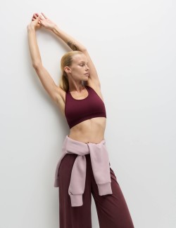 Středně zpevněná oboustranná bezešvá sportovní podprsenka