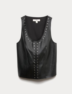 Top z umělé kůže s cvočky