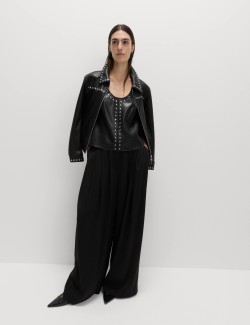 Top z umělé kůže s cvočky