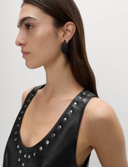 Top z umělé kůže s cvočky